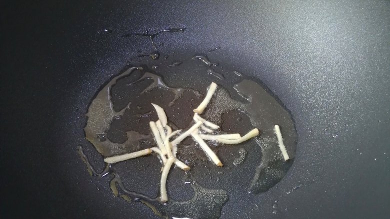 菜椒炒牛肉,爆香姜丝