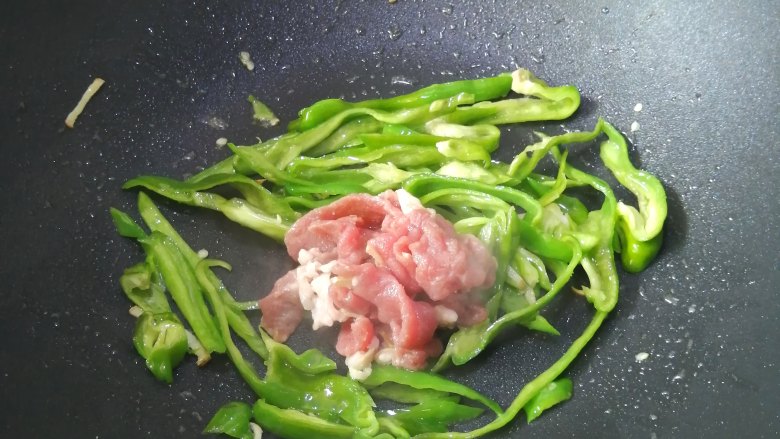 菜椒炒牛肉,加入牛肉同炒