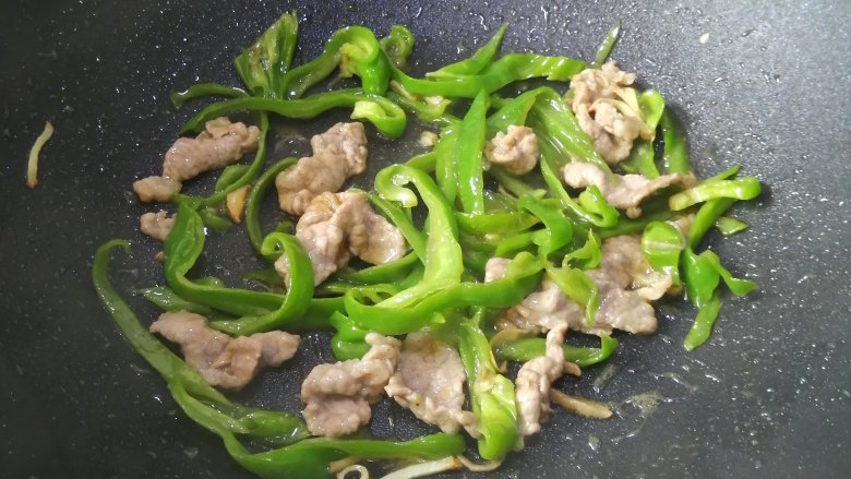 菜椒炒牛肉,炒匀便可