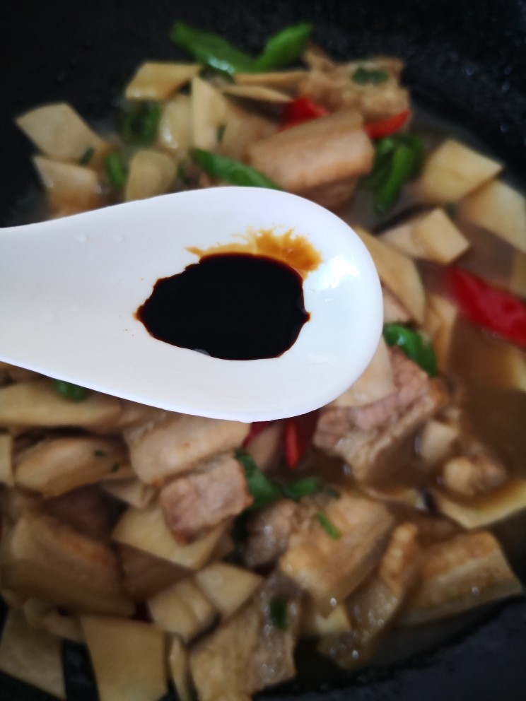 杏鲍菇炒肉片,少许<a style='color:red;display:inline-block;' href='/shicai/ 762'>老抽</a>,炒至断生入味