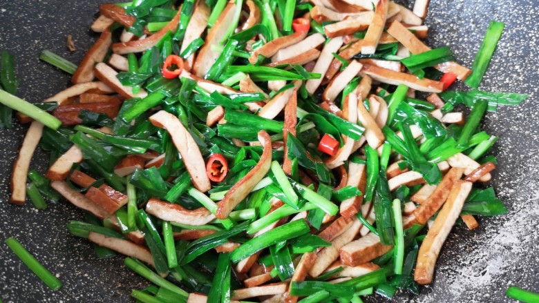 韭菜炒香干,翻炒均匀即可。