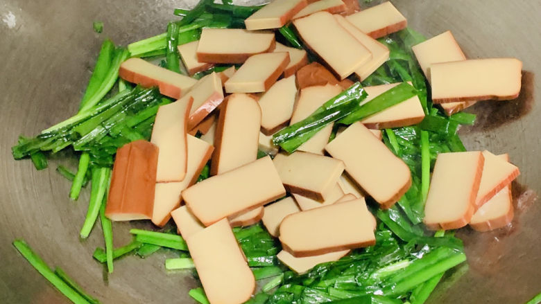 韭菜炒香干,放入香干,继续翻炒。