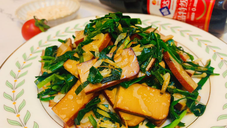 韭菜炒香干,虾米也起到调和味道的作用,品尝起来特别香。