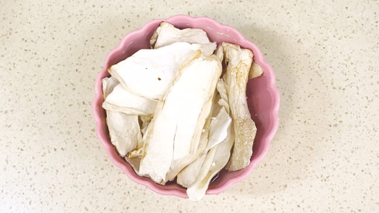 杏鲍菇炒肉片,加入清水浸泡半小时,浸泡后洗净,控干水分