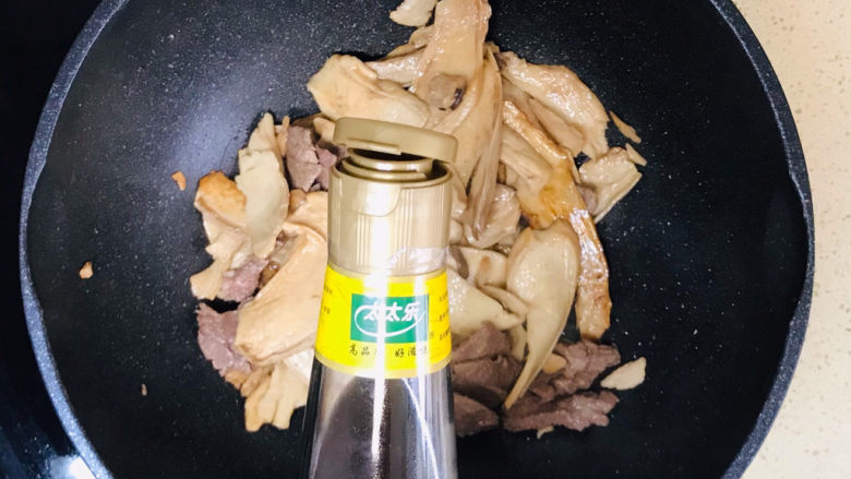 杏鲍菇炒肉片,一直翻炒至熟,淋入<a style='color:red;display:inline-block;' href='/shicai/ 847'>香油</a>提香