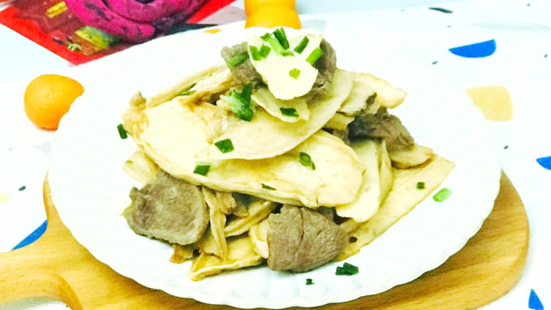 杏鲍菇炒肉片,装盘后,撒上葱花装饰