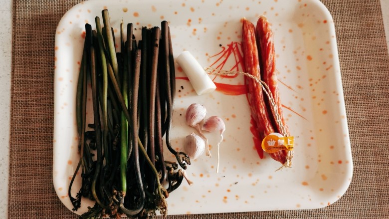 蕨菜炒腊肉,食材准备好。