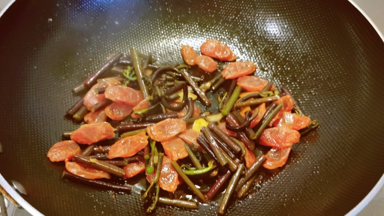 蕨菜炒腊肉,翻拌均匀,关火出锅。