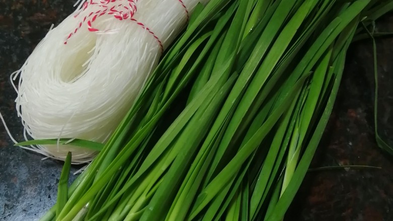 韭菜炒粉丝,准备材料