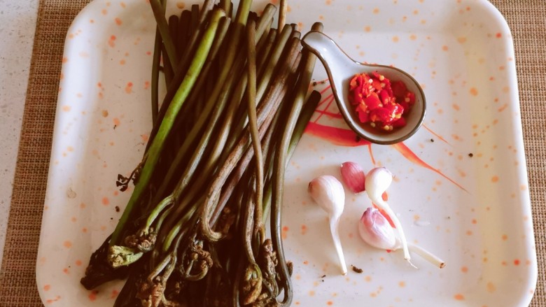 凉拌蕨菜,食材准备好。