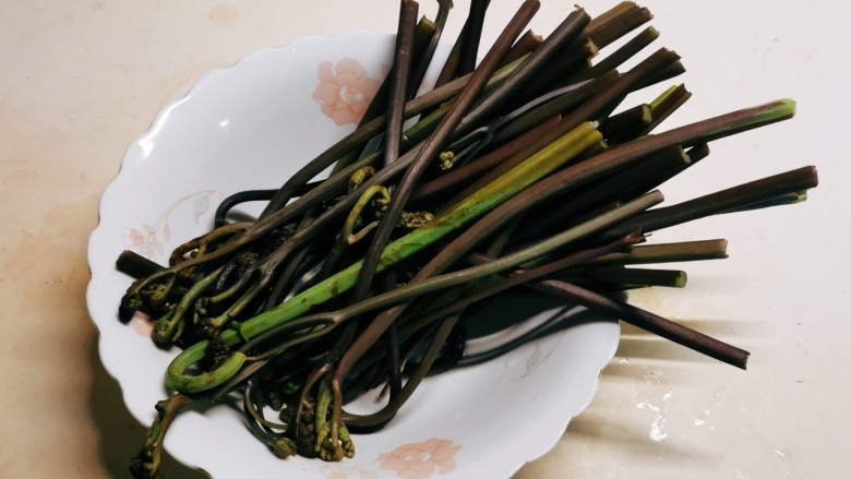 凉拌蕨菜,捞出,控干水分。