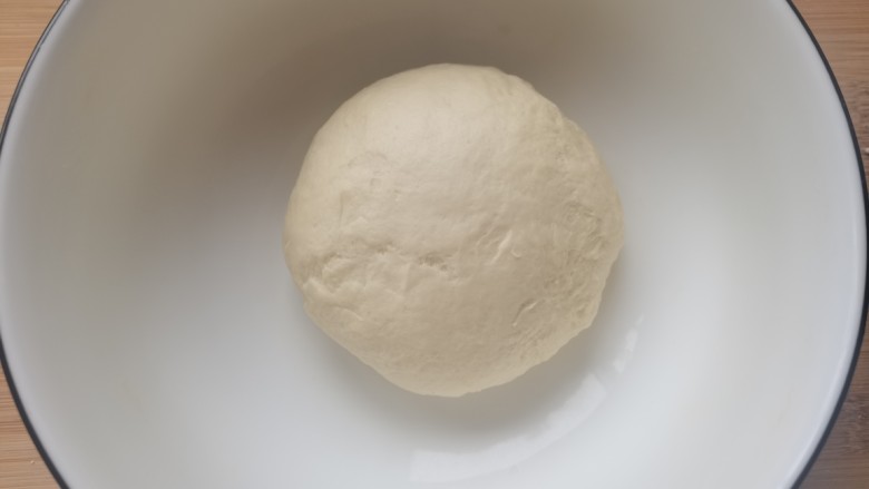 菠萝披萨,继续揉成光滑的面团,盖上保鲜膜醒发至两倍大