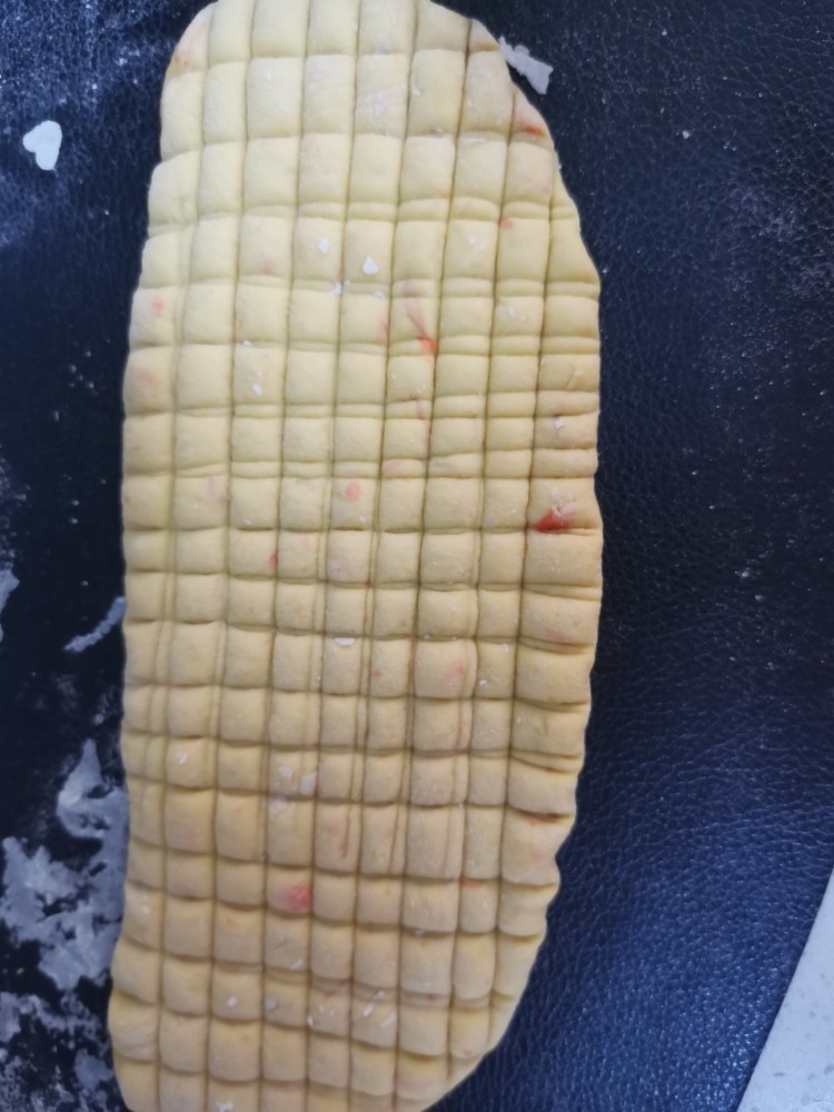 玉米馒头,黄面团擀成厚片,用刮板划出小方块
