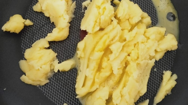 酸奶泡芙,等面糊冷却到65~60度的时候,再慢慢加入蛋液搅拌均匀的,使面糊与蛋液充分混合,切记蛋液不能一次性加入噢
