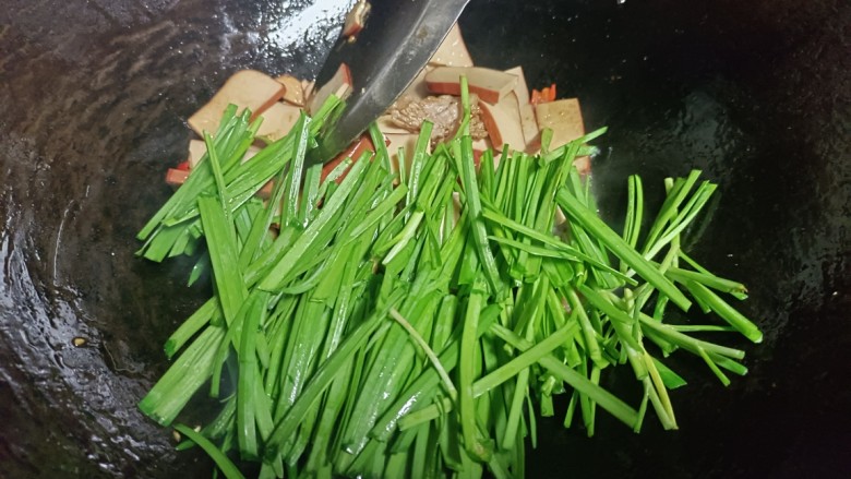 韭菜炒香干,最后入韭菜快炒,并食盐调味