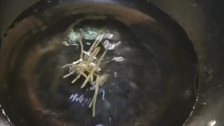炒甜菜,加入姜丝,把水烧开