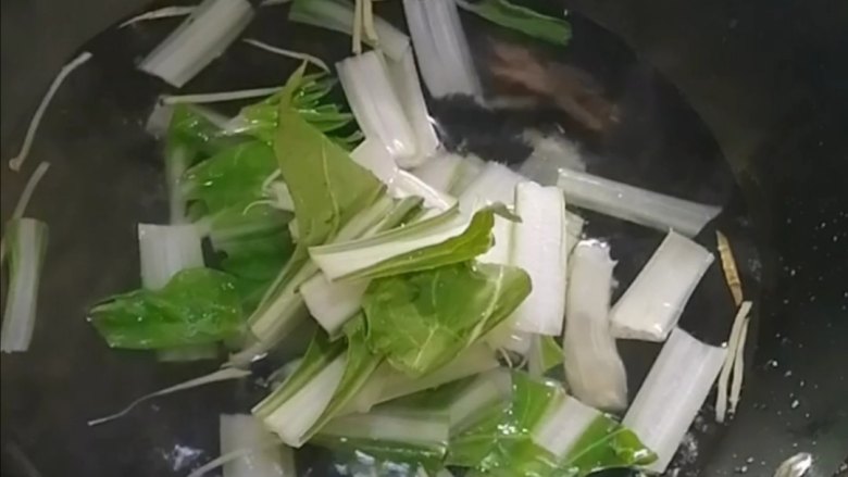 炒甜菜,先加入菜帮,焯水5分钟