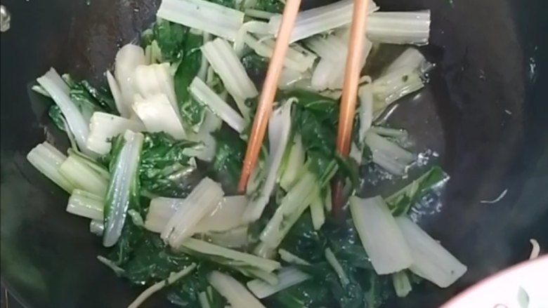 炒甜菜,盛出一部分,让不喜欢吃辣的家人吃