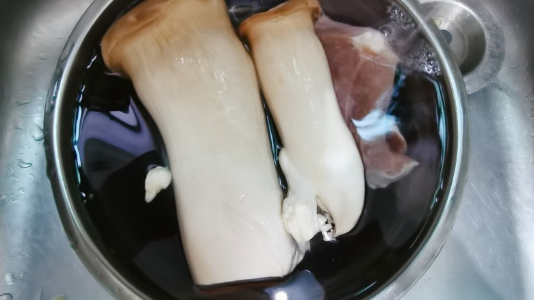 杏鲍菇炒肉片,杏鲍菇,猪肉洗净捞出