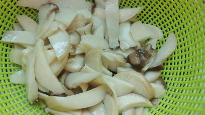 杏鲍菇炒肉片,捞出控干水份