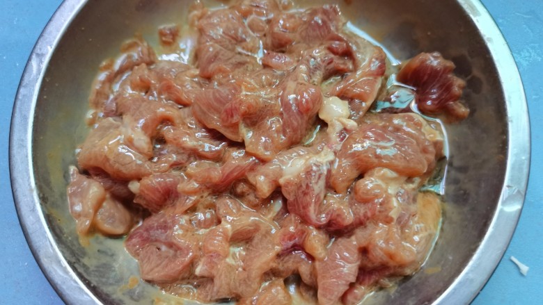 杏鲍菇炒肉片,搅拌均匀腌制一会儿