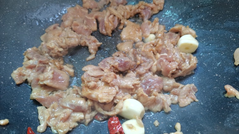 杏鲍菇炒肉片,配料煸香后,肉片下锅翻炒