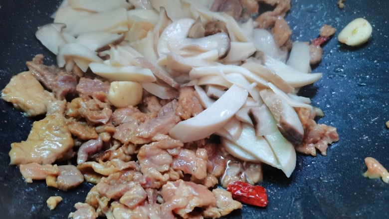 杏鲍菇炒肉片,翻炒至肉片变色后,杏鲍菇下锅