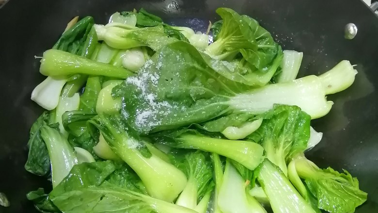 清炒小棠菜,加入小棠菜，翻炒片刻，加入盐