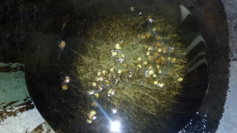小炒春天,炒锅倒油,放入青花椒小火炒香。