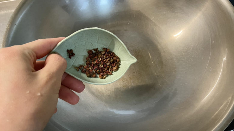 清炒油麦菜➕蒜蓉酸辣油麦菜,热锅冷油,下花椒小火煸香后,盛出,留底油