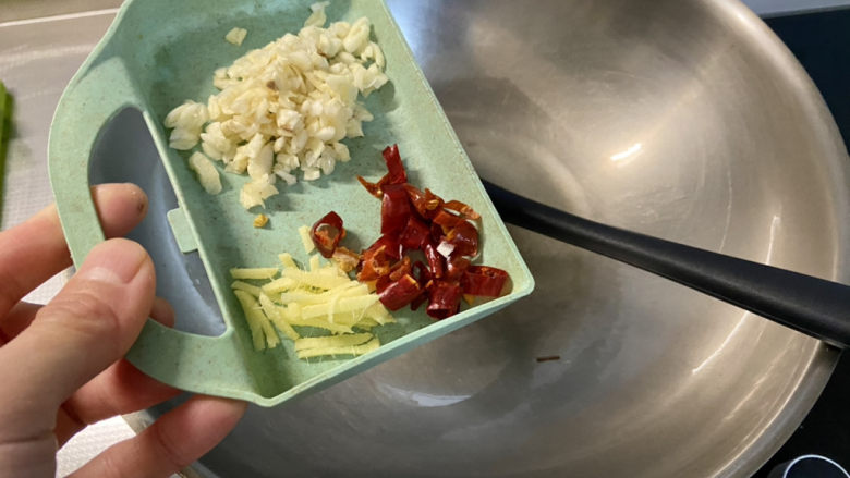 清炒油麦菜➕蒜蓉酸辣油麦菜,下入蒜蓉姜丝干辣椒,中小火煸香