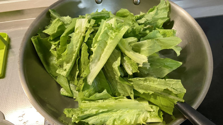 清炒油麦菜➕蒜蓉酸辣油麦菜,转中大火,下油麦菜,翻炒半分钟