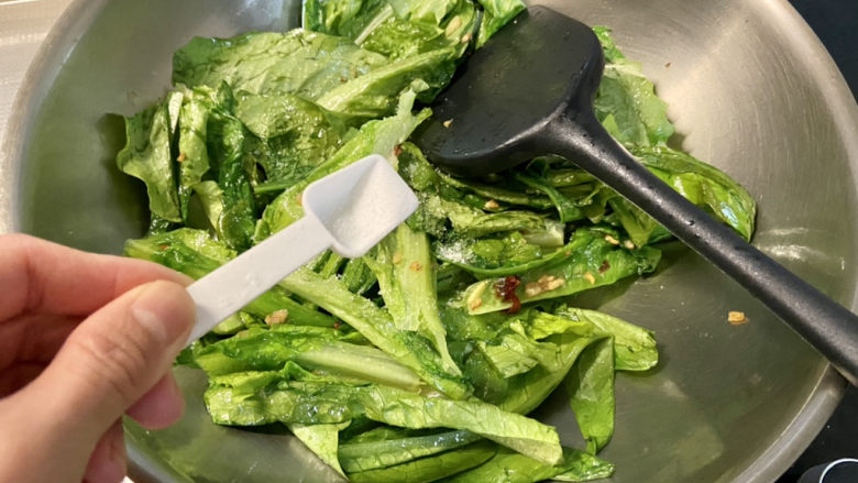 清炒油麦菜➕蒜蓉酸辣油麦菜,根据个人口味添加适量食盐,翻炒均匀