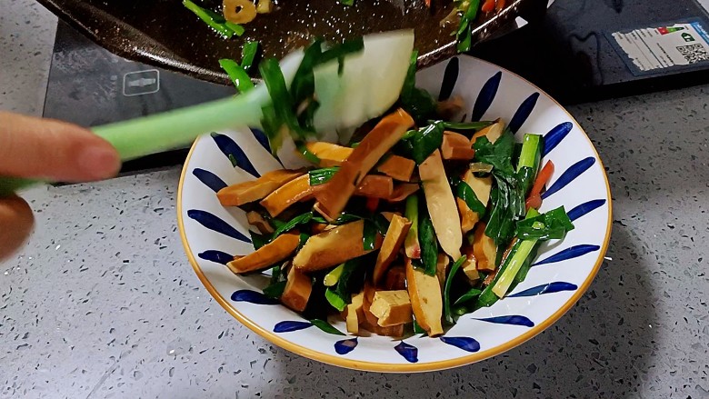 韭菜炒香干,盛入碗里即可上桌食用