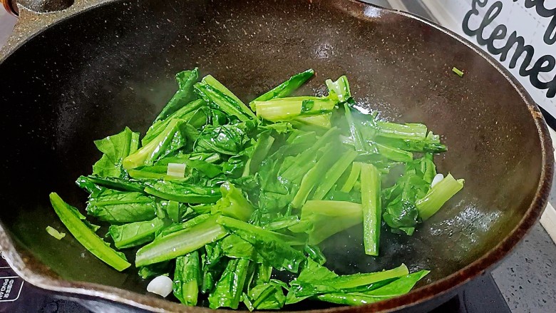 清炒油麦菜,油麦菜变得翠绿开始调味