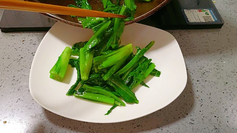 清炒油麦菜,盛入盘中即可食用