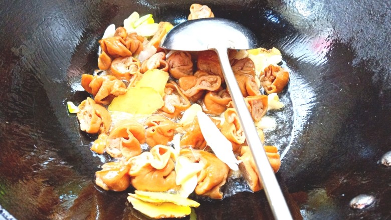 土豆烧肥肠,下入葱姜蒜继续翻炒,肥肠炒至有点焦黄,葱姜蒜炒出香味