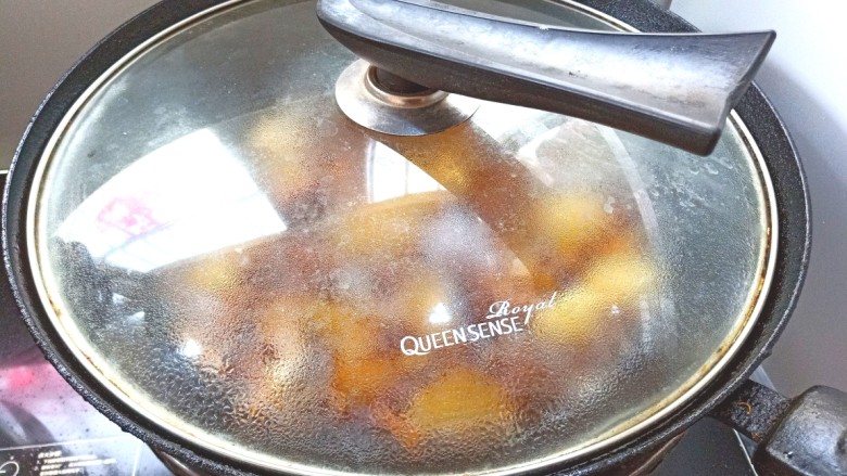 土豆烧肥肠,盖上盖子焖7至8分钟,至土豆熟透