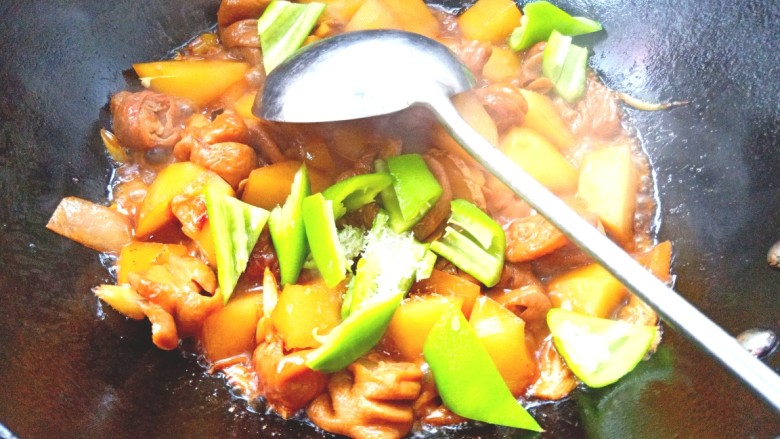 土豆烧肥肠,放入青辣椒,味精翻炒至辣椒断生即可