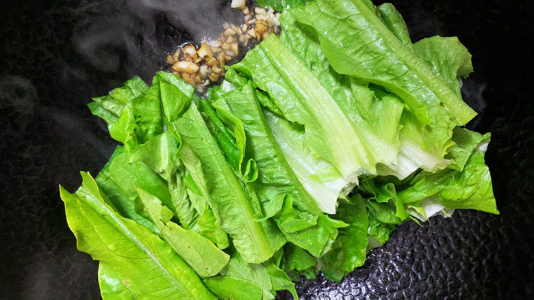 清炒油麦菜,放入油麦菜继续翻炒。