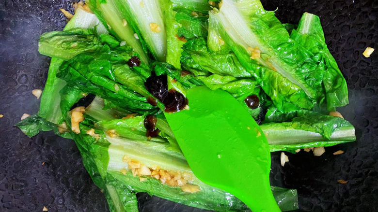 清炒油麦菜,再加入适量的<a style='color:red;display:inline-block;' href='/shicai/ 721'>蚝油</a>继续翻炒。