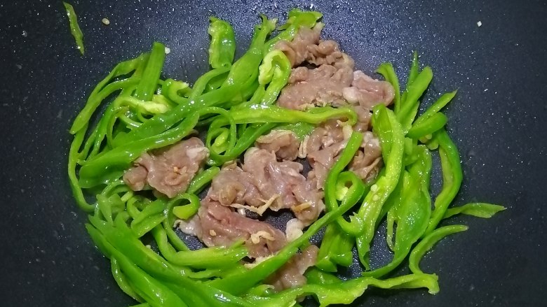 牛肉炒面,加入牛肉