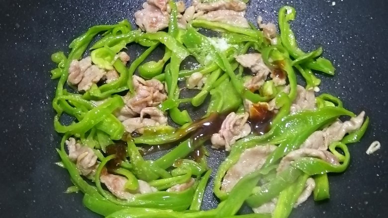 牛肉炒面,加入蚝油，炒至断生