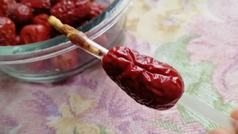 糯米枣,吸管慢慢旋转,去掉枣核。