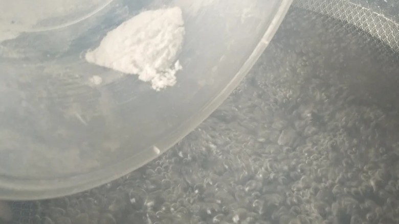 艾草青团,烧开一锅水,加小苏打