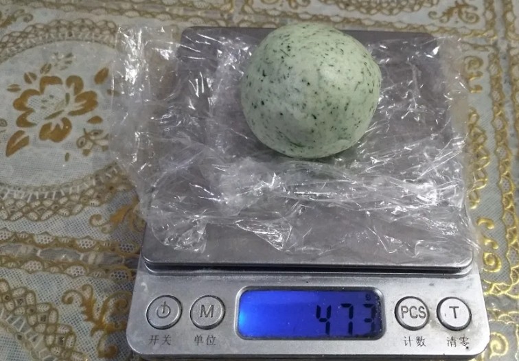 艾草青团,取适量搓圆,包入自己喜欢的馅料
