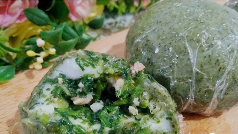 艾草青团,咬了一口尝尝,草头肉馅的很鲜