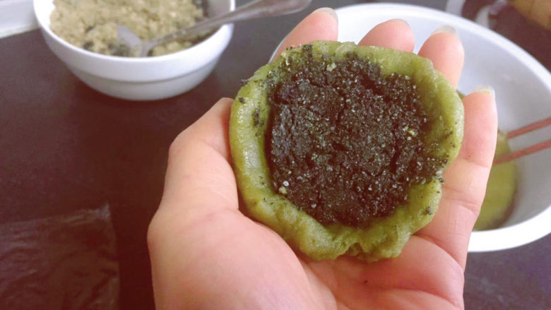 艾草青团,包入芝麻馅(可以选择自己喜欢的口味)这里准备了芝麻和花生两种馅,都是自己做的,很香,买的觉得太甜了😋