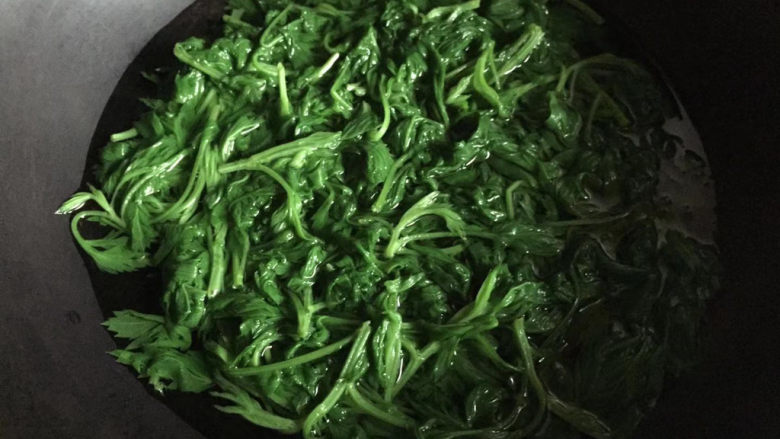 艾草青团,再次下锅煮,水不要太多,刚好没过艾草就可以,煮到软烂,用手一捻就烂那种