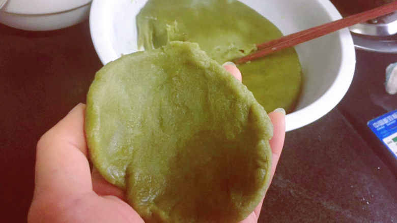 艾草青团,蒸熟的面团放凉,取一小团按压成饼状,像这样